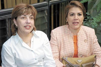 Gloria Martínez de García y Mayela León de Del Río, del Patronato del CIJ, preparan todos lod detalles del desfile de modas Fantasía de Mujer.