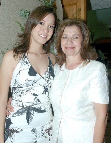 26 de octubre de 2005
Susana Garza y su mamá, María Guadalupe Gallardo de Garza.