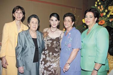 Beatriz González Cavazos en su despedida de soltera, acompañada por las aseñoras, Baetriz Cavazos de González, Carmela Gómez de Fernández, Anita Soberón de Fernández y Ana María Fernández.