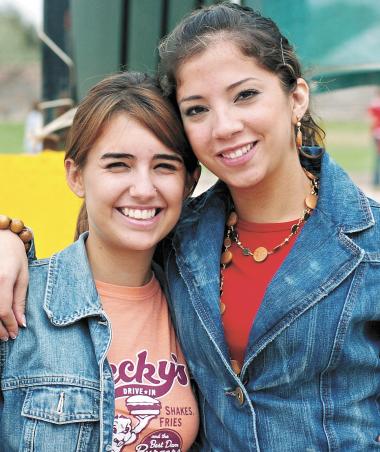 Becky García y Sally Katsicas.