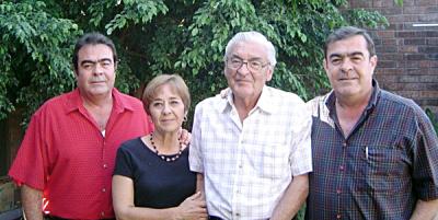 Señor  Francisco Gallegos Salas, el día que celebró su cumpleaños, aquí junto a sus hijos Marcos, Martha y Jorge.