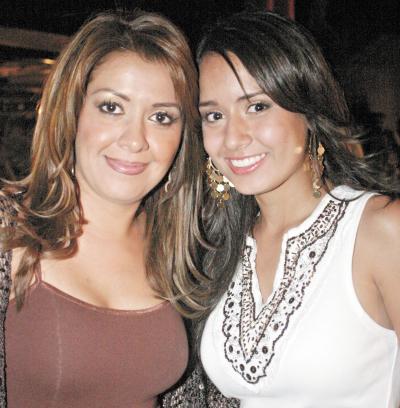 Nayeli de Fernández y su hija Nayeli Fernández.