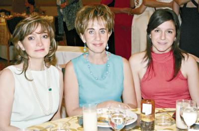 Lorena Prado, Carmen de Metlich y Paty Larrieu.