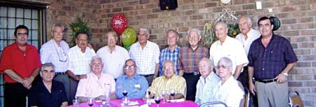 Don Francisco con amistades  en su fiesta de cumpleaños.