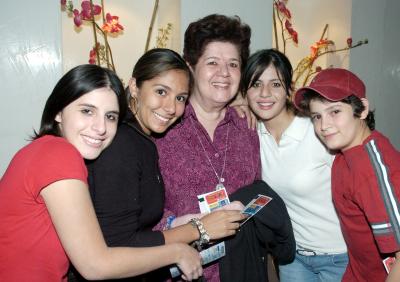 María Teresa Dávila de Cruz con sus nietos Carolina, María del Carmen, Ana Sofía y Jaime.