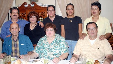 29 de octubre 2005
Jesús Gerardo Ochoa, Magdalena Murra de Ochoa, Marina de Ochoa, Benjamín Cisneros, Olivia de Cisneros, Mario Carrillo y Laura Ramos.