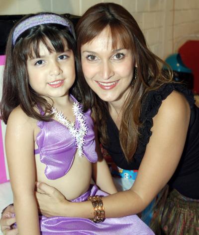 Ana Paula Adame Rodríguez con su mamá, Liliana Rodríguez de Adame.