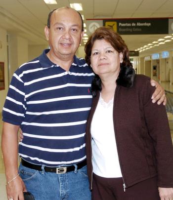 Guillermo y Socorro Carreón viajaron a Ontario, California.