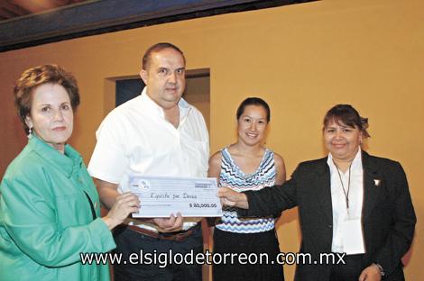 RECIBEN IMPORTANTE PREMIO
Leonor Zertuche de González, delegada de la Fundación Best A.C.,  Fernando Baille Quintanilla y Flor Fong, momentos en que les fue entregado el cheque a la Institución Espíritu que Danza.