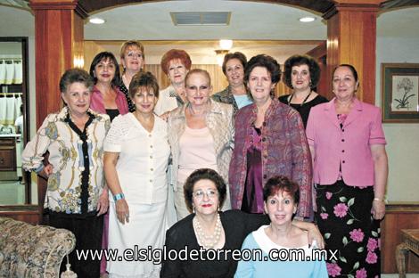 UNA, DOS, TRES... ¡FELICIDADES!
Lupita Martínez, Mery Jaik, Estela Medellín, Suheila de Núñez, Claudia de Froto, Nora de Rubio, Laura de Estrello y Victoria de Peña acompañando a Patricia de García, Amira de Talamás y Magdalena de Abularach el día que festejaron su onomástico.