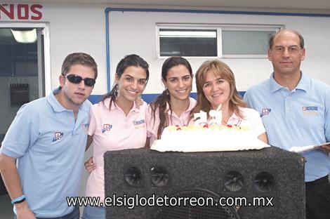 CELEBRAN 65 AÑOS DE ÉXITO
Memo, Cecy y Dany Murra Marroquín, Cecilia Marroquín de Murra y Guillermo Murra Talamás cortando el pastel de aniversario.