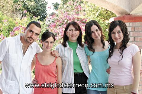 Rodolfo Zertuche, Gaby Rodríguez, Laura González Dueñes, Marcela y Laura Rodríguez