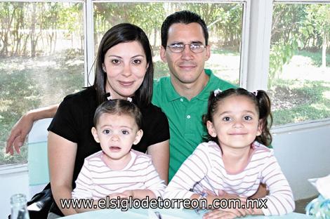 Lucía  y Pablo Velázquez con las niñas Mariana y Paola