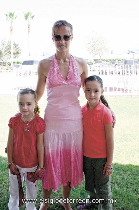 Lorena Valdéz Segura junto a Lorena y Sofía Ollivier Valdéz