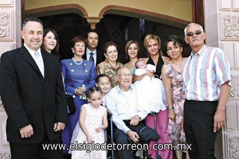 Javier y Laura González Dueñes, Carmela González de Ceja, Javier Nieto, Carmela Dueñes, Mayra Corral de González, Beatriz Nieto de Martínez, Bertha de Corral, Hector Corral, Paulina y Luisa González y Don Manuel González