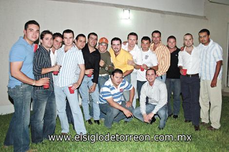 ¡TRES AMIGOS... UN FESTEJO!
Armando Cárdenas, Manuel Carmona, Luiser Olhagaray, José Ramón Algara, Jorge Rosas, Chuy, Christian Orrin, Juan Carlos Lozano, Alejandro Vázquez, Chato, Luis David, Alejandro Olhagaray, Carlos Sada y Tato