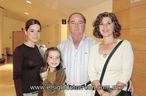 Luisa Fernanda, Jimena y Juan Espada y Matilde Ruenes de Espada