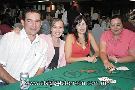 Alberto González de la Garza, Alejandra Estrada, Nayeli y Mary Cristy de la Garza