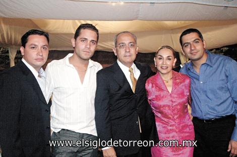 Carlos Alberto y Roberto Barrios Hinojosa, Rogelio Barrios Cázares, María Guadalupe Hinojosa de Barrios y Rogelio Barrios Hinojosa