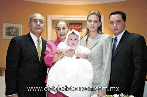 RECIBE LAS AGUAS BAUTISMALES 
Rogelio Barrios Cázares, María Guadalupe Hinojosa de Barrios, Valeria Barrios Saade, Elena Saade de Barrios y Carlos Alberto Barrios Hinojosa