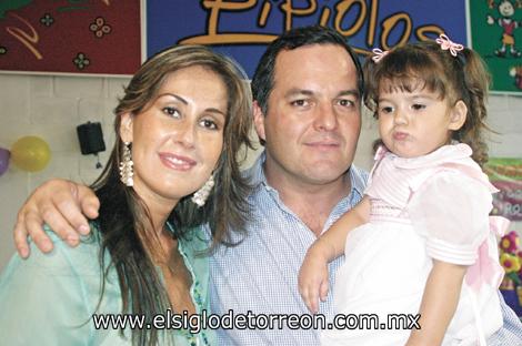 Liliana Rodríguez de Russek y Jaime Russek con su hija Romina