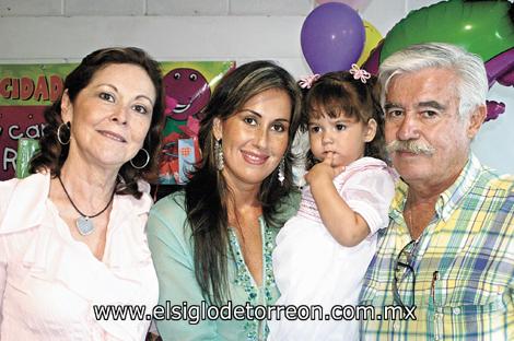 Mely González de Rodríguez Liliana Rodríguez de Russek, Romina Russek Rodríguez y Arturo Rodríguez Lavín