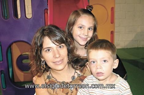 Mónica Aguilera, Valeria y Alberto Ollivier