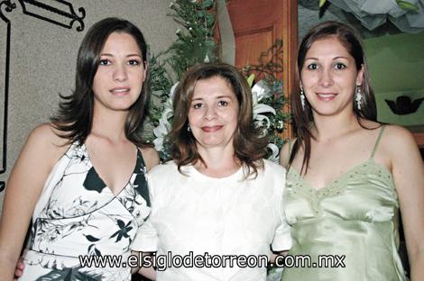 Susana Garza Gallardo junto a su mamá María Guadalupe Gallardo de Garza y su hermana Lorena Garza de Silerio