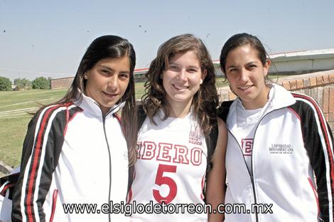 Maru de la Campa, Cristina Rangel y Cecilia Mallén, integrantes del equipo de Voleibol de la Ibero Santa Fe en México D.F.