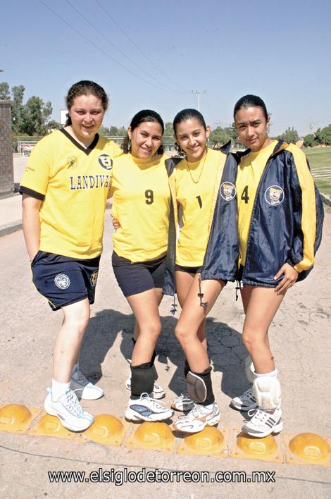 Alumnas del equipo de Voleibol de la Universidad Rafael Landivar en Guatemala, Andre Rosales, Isabel Haeussier, Ingrid López y Cinthya Sandoval