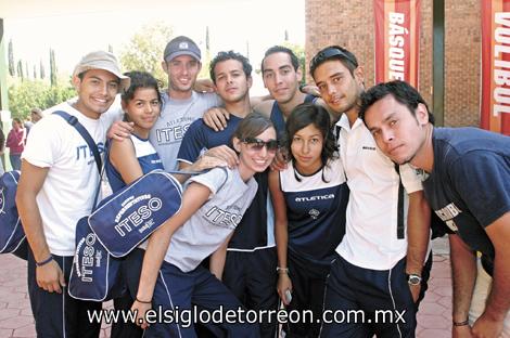 Paco, Úrsula, Víctor, Omar, Pedro Jahir, Jorge, Marcela y Carolina. Equipo de Atletismo del ITESO-Guadalajara.