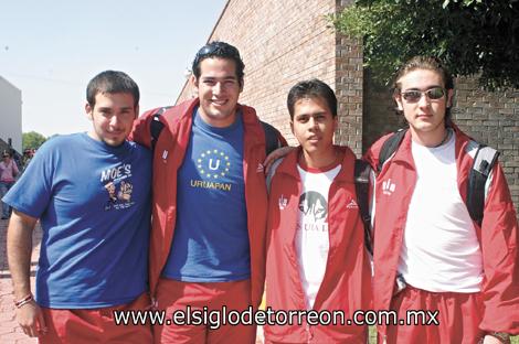 Ricardo Correa, José Luis Rojas, Daniel García y Mauricio Valadéz, del equipo de Básquetbol UIA León.