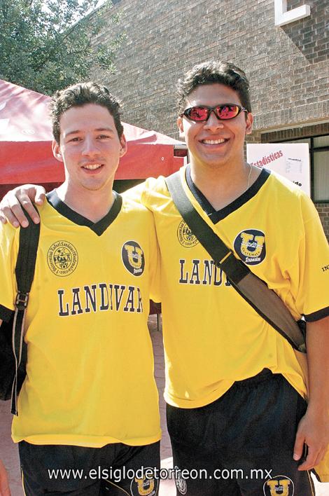 Edgar Berganza y Alex Galindo del equipo de Atletismo de la Universidad Rafael Landivar en Guatemala.