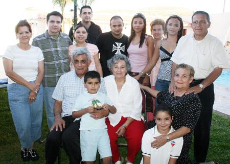 Con motivo de sus 42 años de casados, Héctor Montes Valles y María Teresa Salinas de Montes disfrutaron de un ameno festejo que les ofrecieron sus hijos, hijos políticos y nietos.