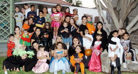 Grupo de Amigas de los Lunes con sus pequeños, en la fiesta de disfraces que organizaron en la casa de Mary Rojas de Bretado.