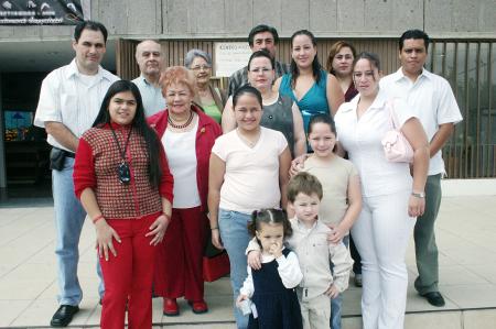 Integrantes de las familias Arenas Morales, Morales López y Arenas Flores, captados en el festejo que le organizaron a Pablo Andrés Arenas Morales.