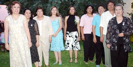 Iveth Rocío Flores de la Cruz disfrutó de una fiesta de despedida, que le ofrecieron María Guadalupe, Olga, Susana, Raquel, Rosy, Concha, Flor y Celia Flores.