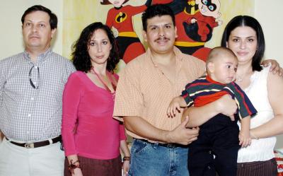 Sergio Cruz y Rosy Rivera de Cruz, Rafael Sánchez y Karina Camargo con el pequeño Sergio Gustavo Cruz Rivera, en el convivio que le prepararon por su primer año de vida.