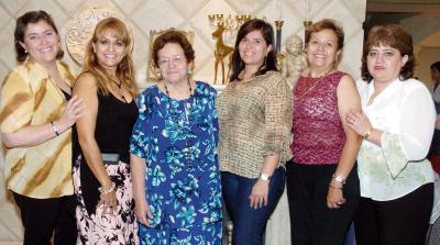 Clelia Calderón de Morales acompañada por sus hijas Beatriz, Clelia, Verónica, Lucía y Antonieta, en la reunión que le ofrecieron por su cumpleaños.