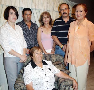 Con motivo de sus 78 años de vida, la señora Elodia Nava Vda. de De la Torre fue festejada por sus hijos Jenny, J. Guadalupe, Elvira, Demetrio  y Estela de la Torre.