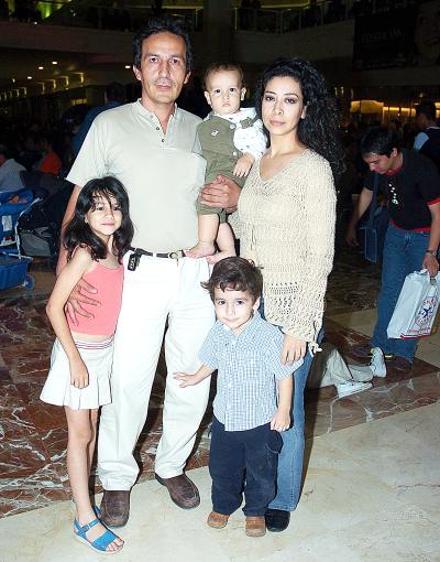 Ivonne Galván, José Luis Rodarte y los pequeños Pamela, Fernando y Gabriel.