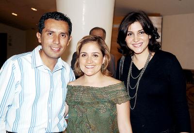 Melissa Villarreal, Gabriela Aguirre de Rojas y Luis Enrique Rojas.