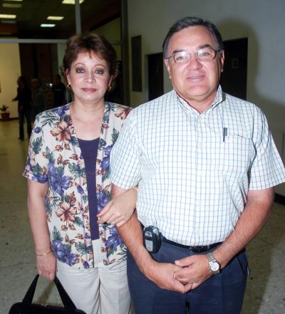 Rocío de Camacho y  Ricardo Camacho.