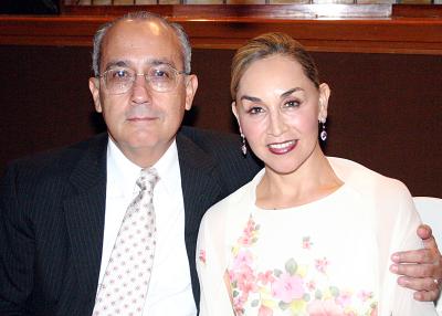 Rogelio Barrios Cázarez y Lupita de Barrios.