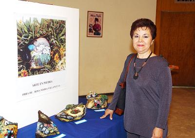 Rosa María Villanueva junto a sus obras.