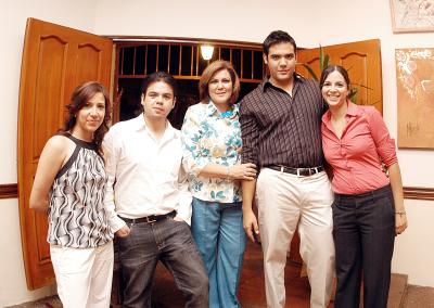 Susana Hernández, Homero Wong, Marcela L. de Wong, Mauricio Wong y Paola Meraz.