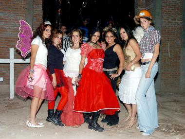 Leo Villarreal, Sara Juárez, Gaby Pérez, Sofía Hernández, Mariana González y Blanca Sandoval, estuvieron en una fiesta de disfraces.