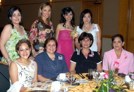 Doris Saldaña Novelo recibió felicitaciones de sus amigas, en la despedida de soltera que le fue ofrecida en días pasados.