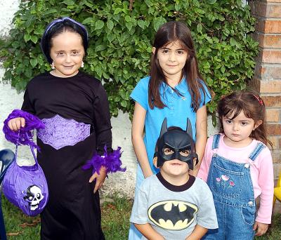 Nelda Patricia Valdés González, Regina y Renata González Gómez y Víctor Manuel Berumen.