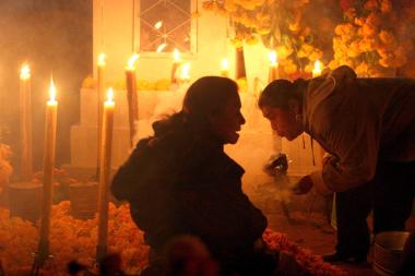 La celebración de la noche de muertos en la zona lacustre del Lago de Pátzcuaro inicia desde el 31 de octubre con 'la caza del pato', ave que es preparada y que forma parte de las ofrendas.
    Sin embargo, esta parte de la tradición está por sucumbir pues en la zona cada vez hay menos palmípedos.
    Ya para el 1 de noviembre los purépechas trabajan en la colocación de los altares para angelitos y ese mismo día porla tarde se prestan para honrar a los fieles difuntos.